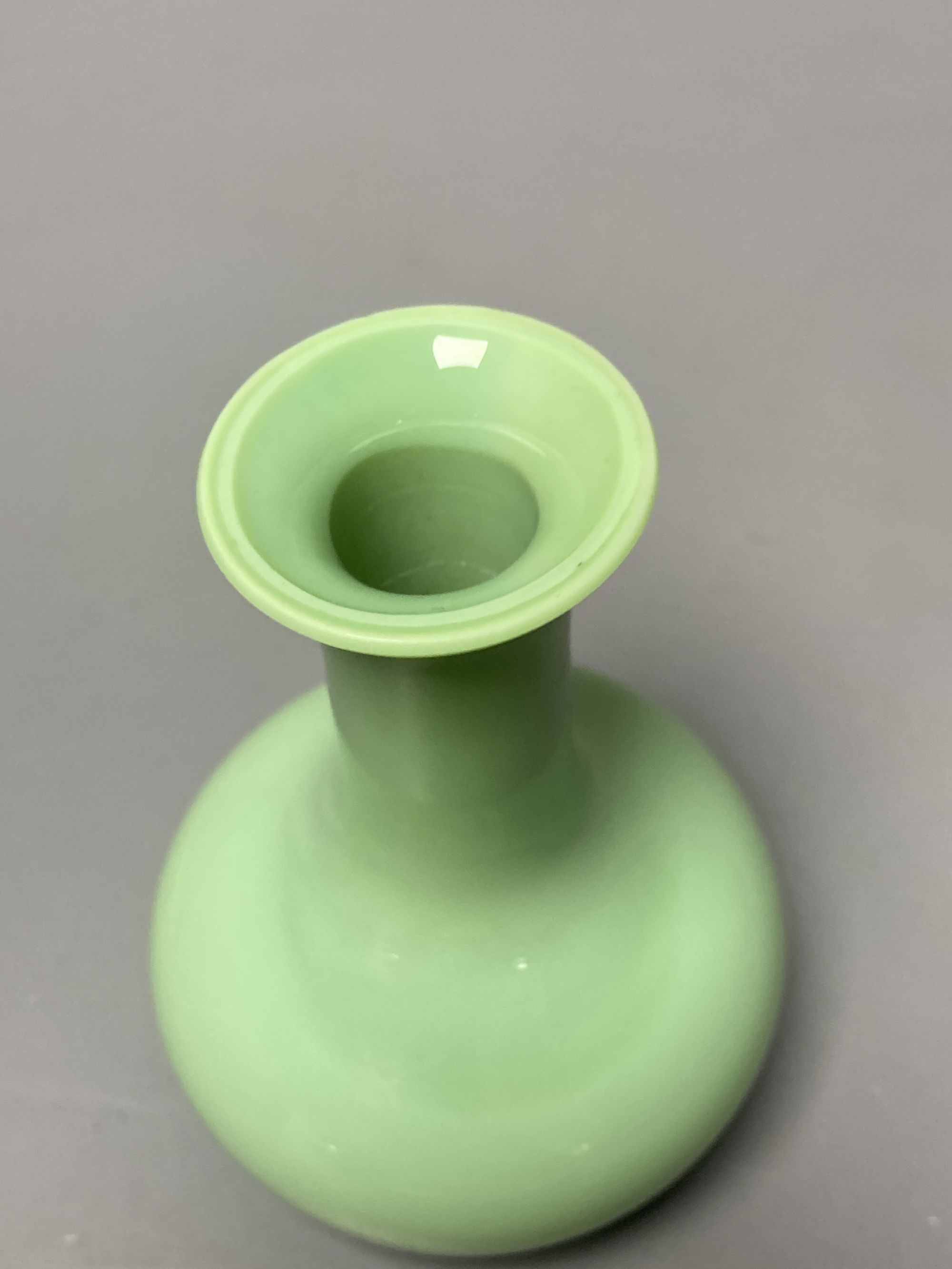 A Chinese lime green glass bottle vase, Qing, height 9cm